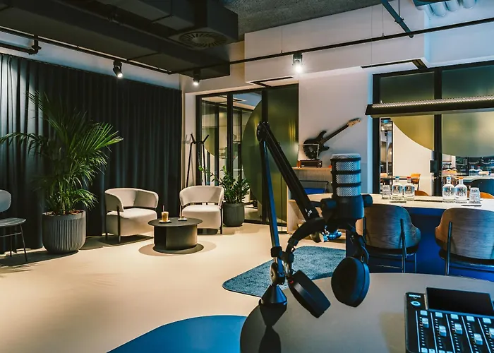 Hotel The Social Hub 4*